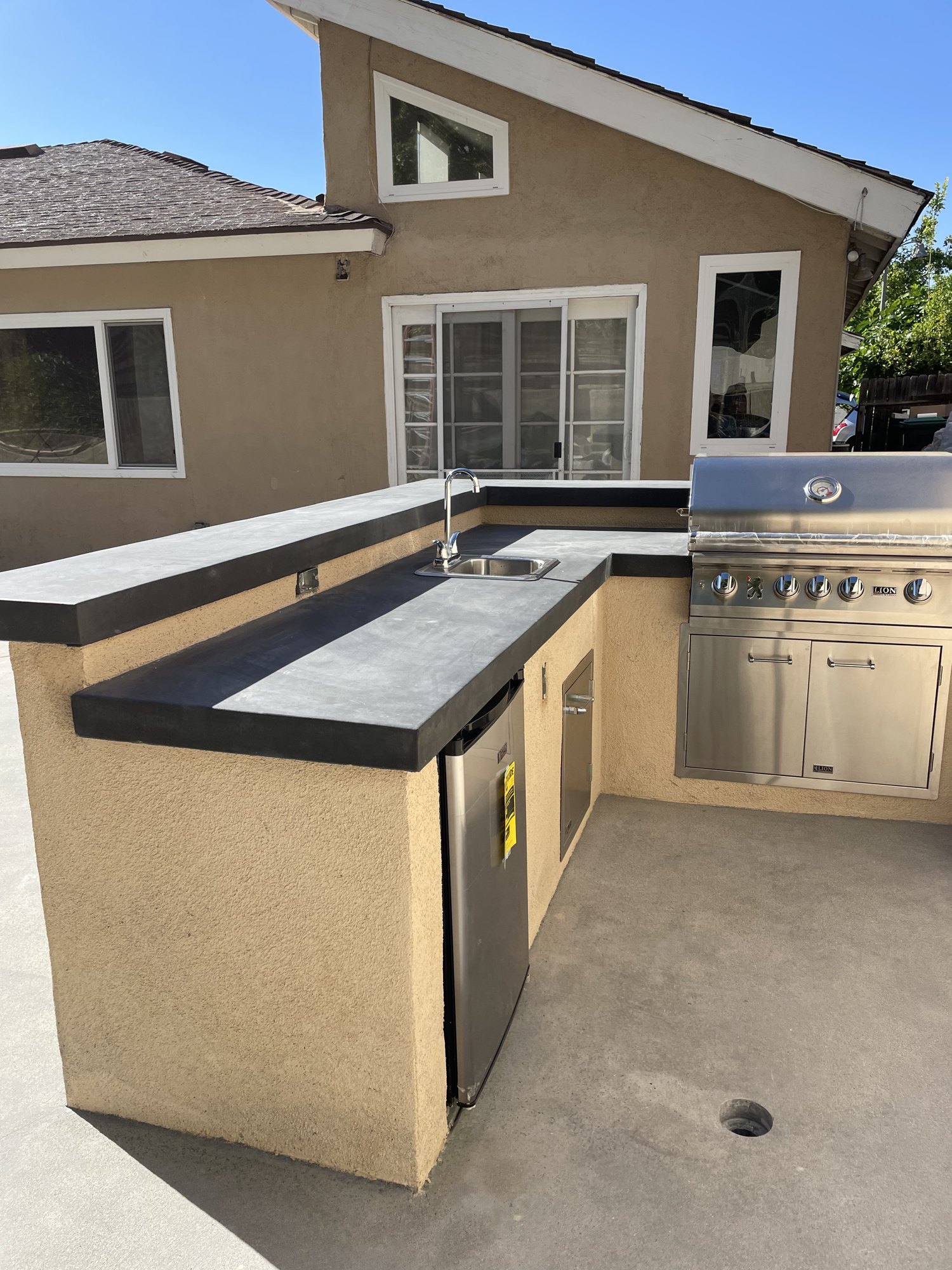Stucco Outdoor Kitchen with Built-In Grill